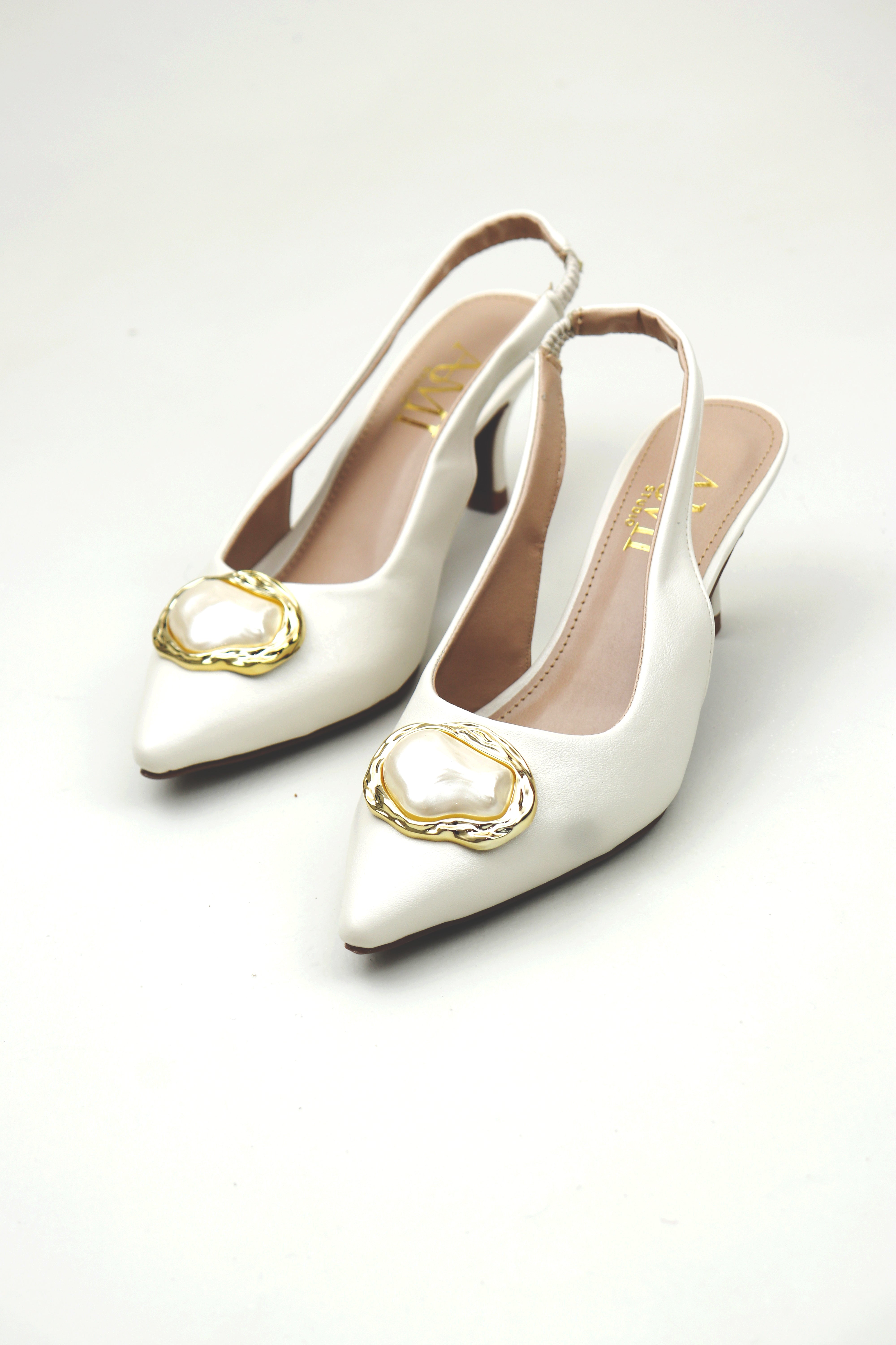 Scarpin Feminino Isabela - Elegância Sofisticada com Detalhe de Pérola em Off White