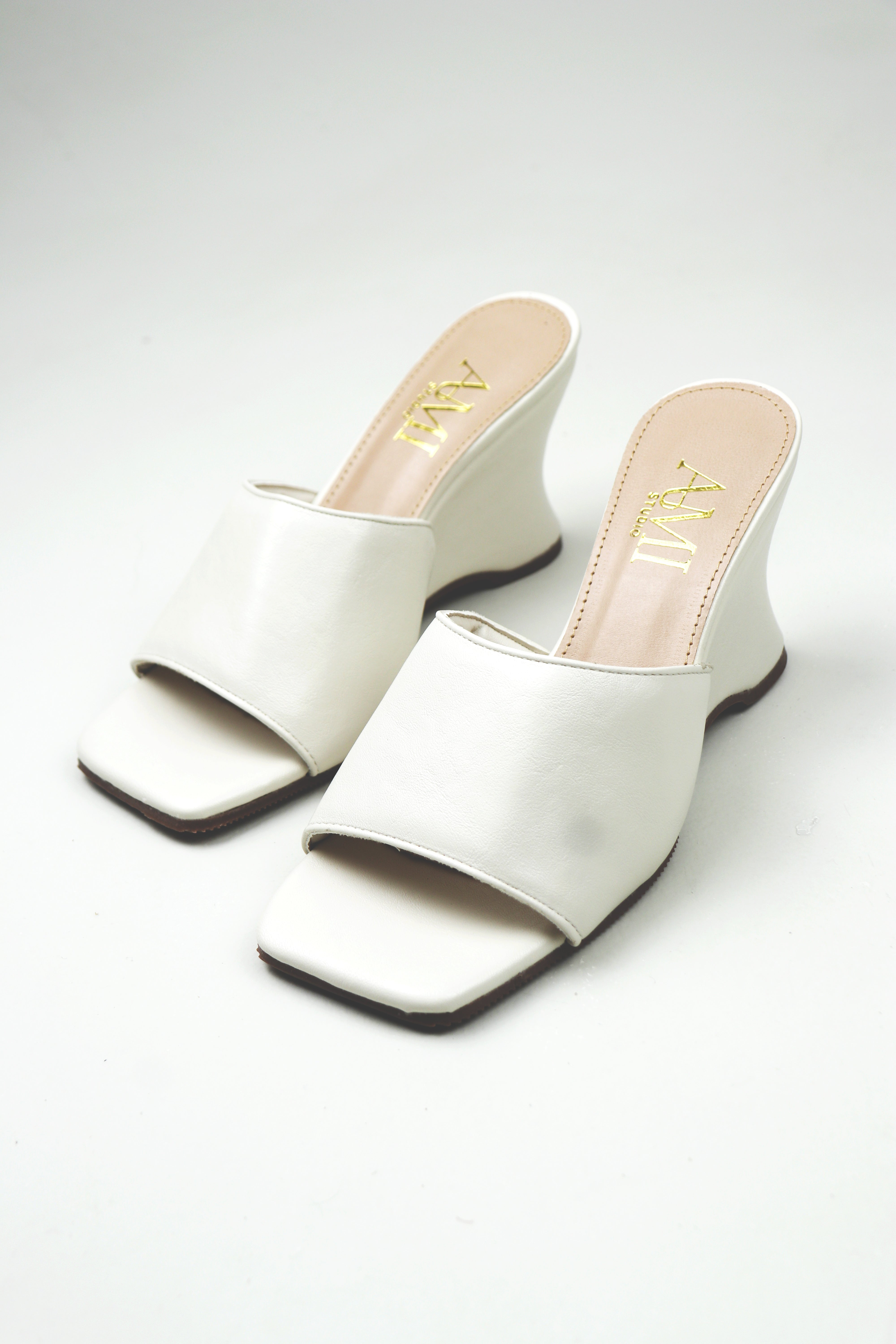 Tamanco Feminino Luna - Salto Anabela na Cor Off White